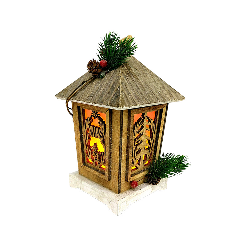 Vorbeleuchtete Weihnachtslaterne, rustikales Holz, Feuerlichter
